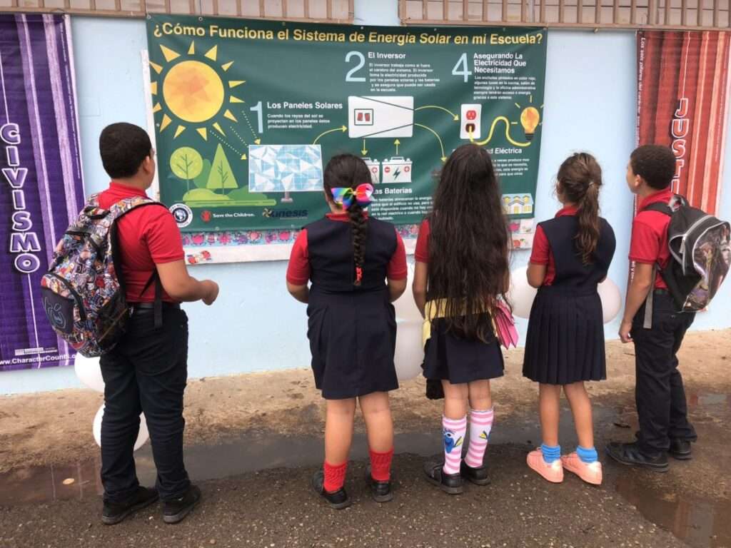 Segunda Unidad Federico Degetau's students observing diagram of how the school's solar microgrid works and provides energy independence.