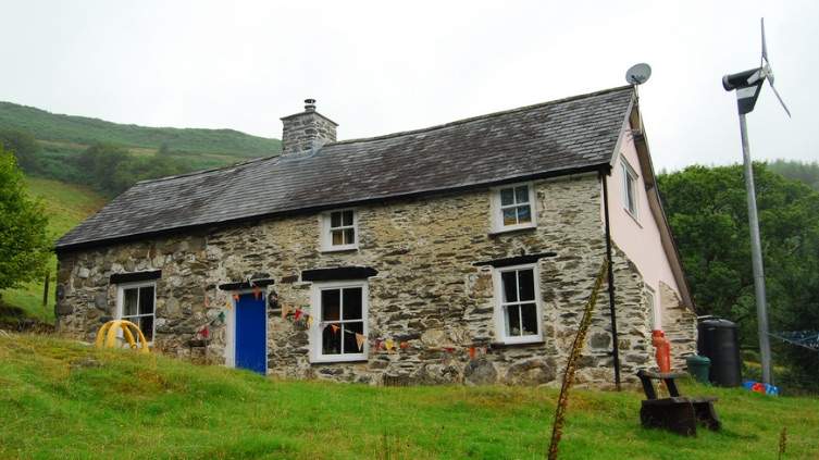 Renewable microgrid powered Bron Yr Aur (Welsh Cottage)